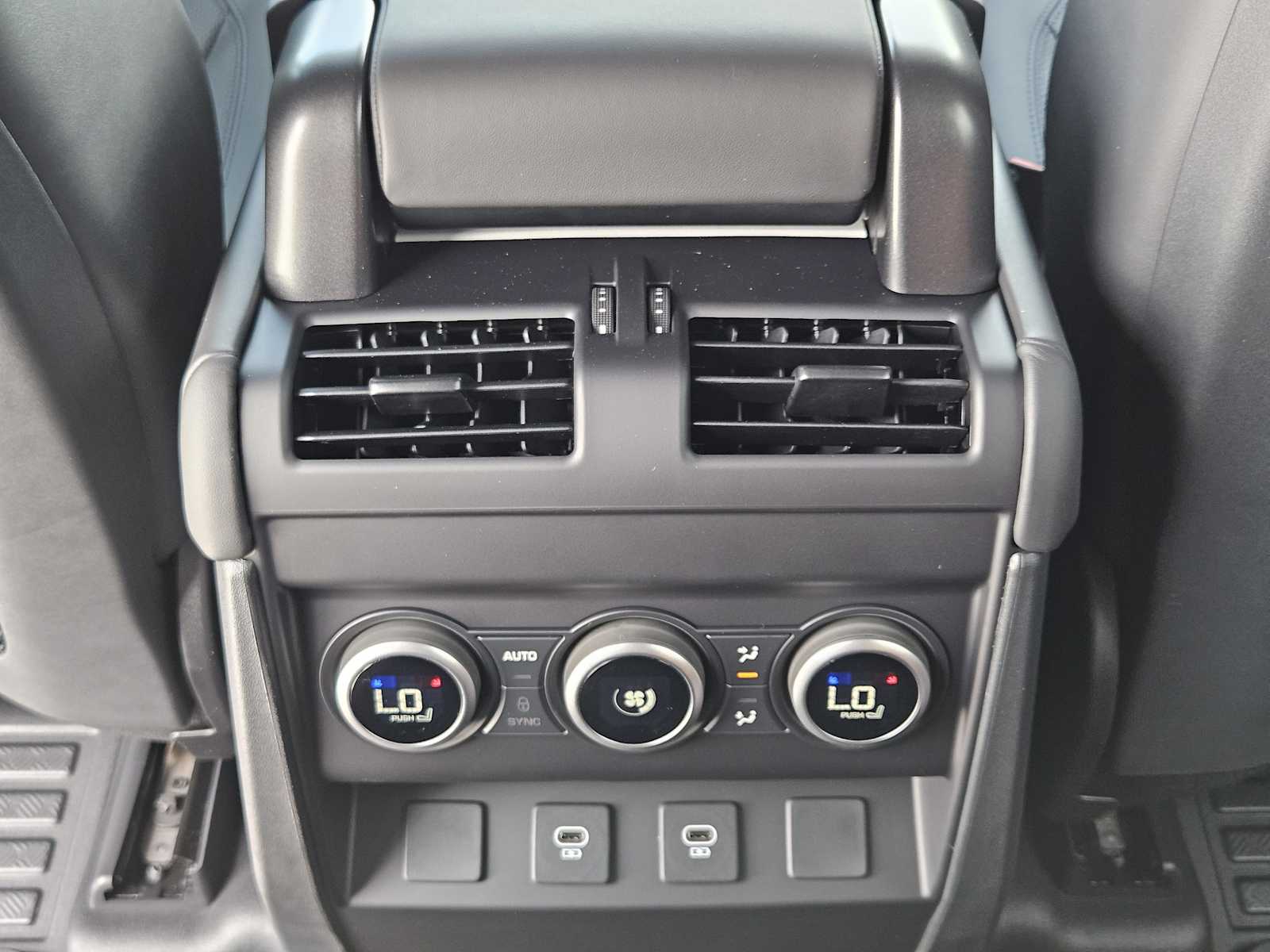 2025 Land Rover Defender 110 X-Dynamic SE photo 23