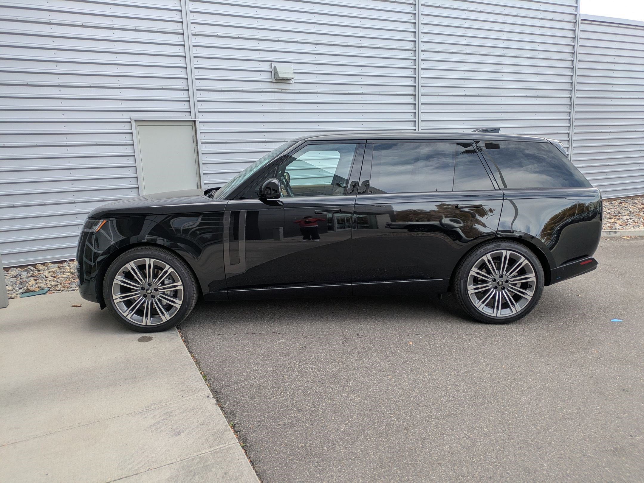 2025 Land Rover Range Rover SE photo 2