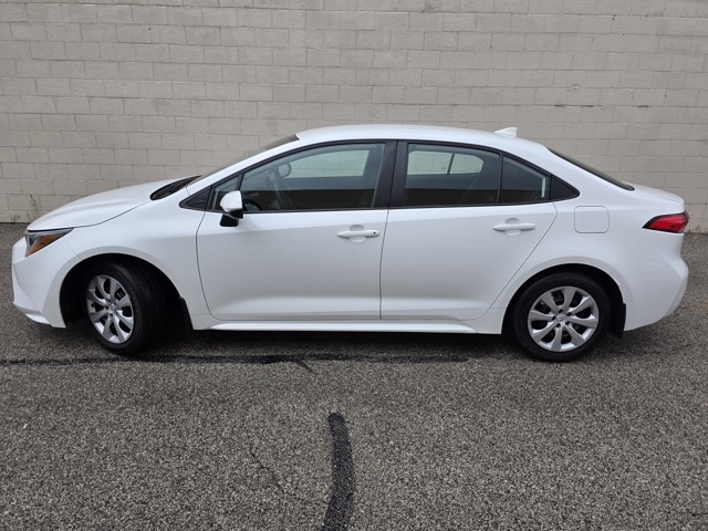 2022 Toyota Corolla LE photo 2