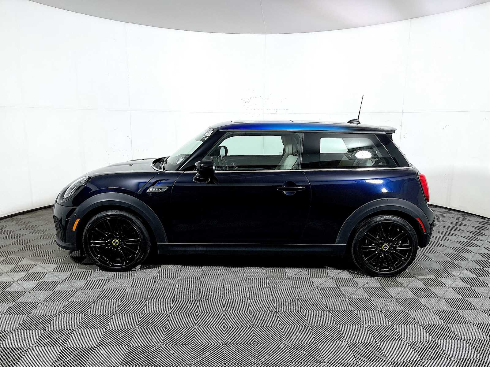 2024 Mini Cooper 2 Door Hardtop SE photo 2