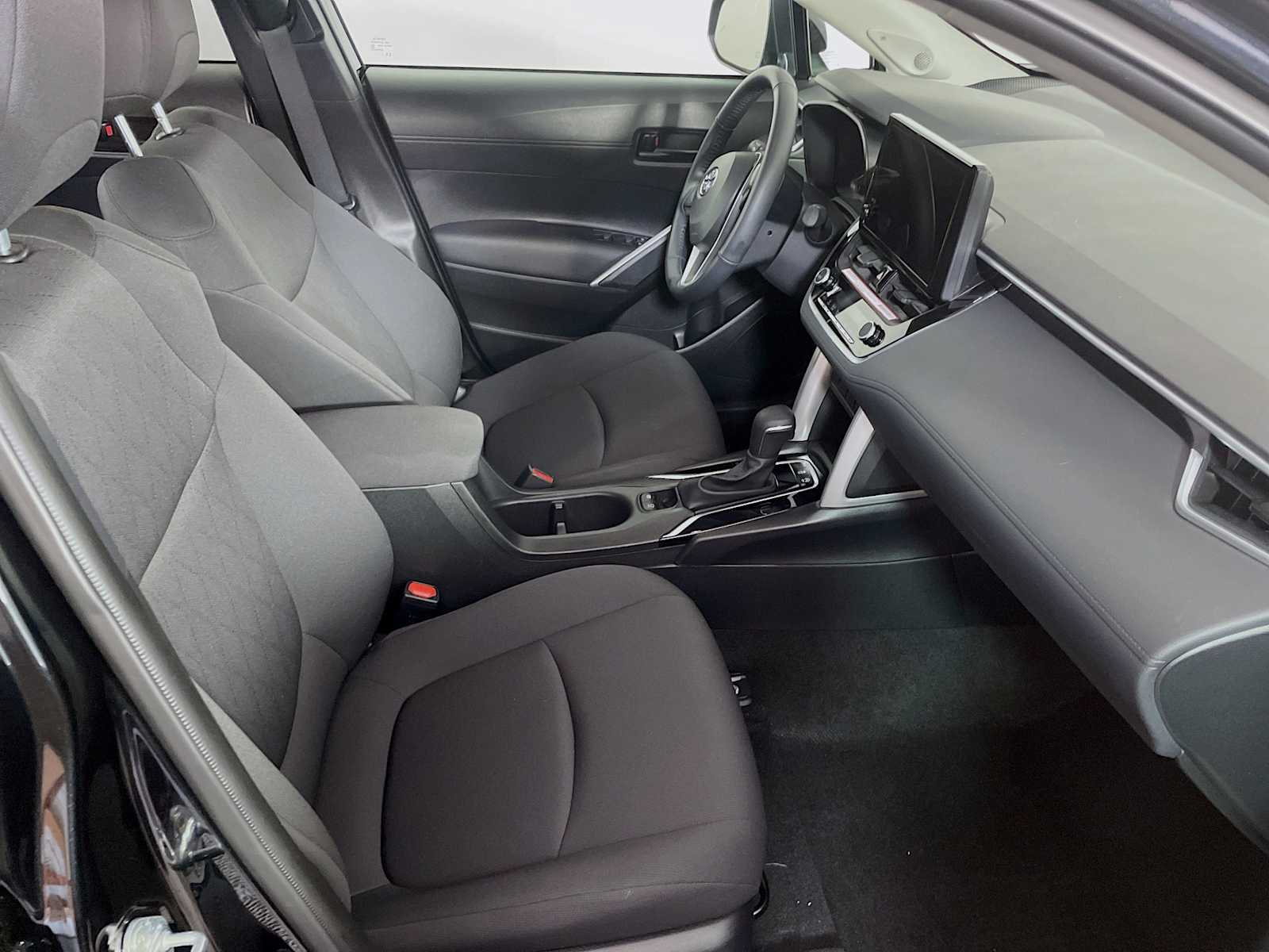 2023 Toyota Corolla Cross LE photo 25