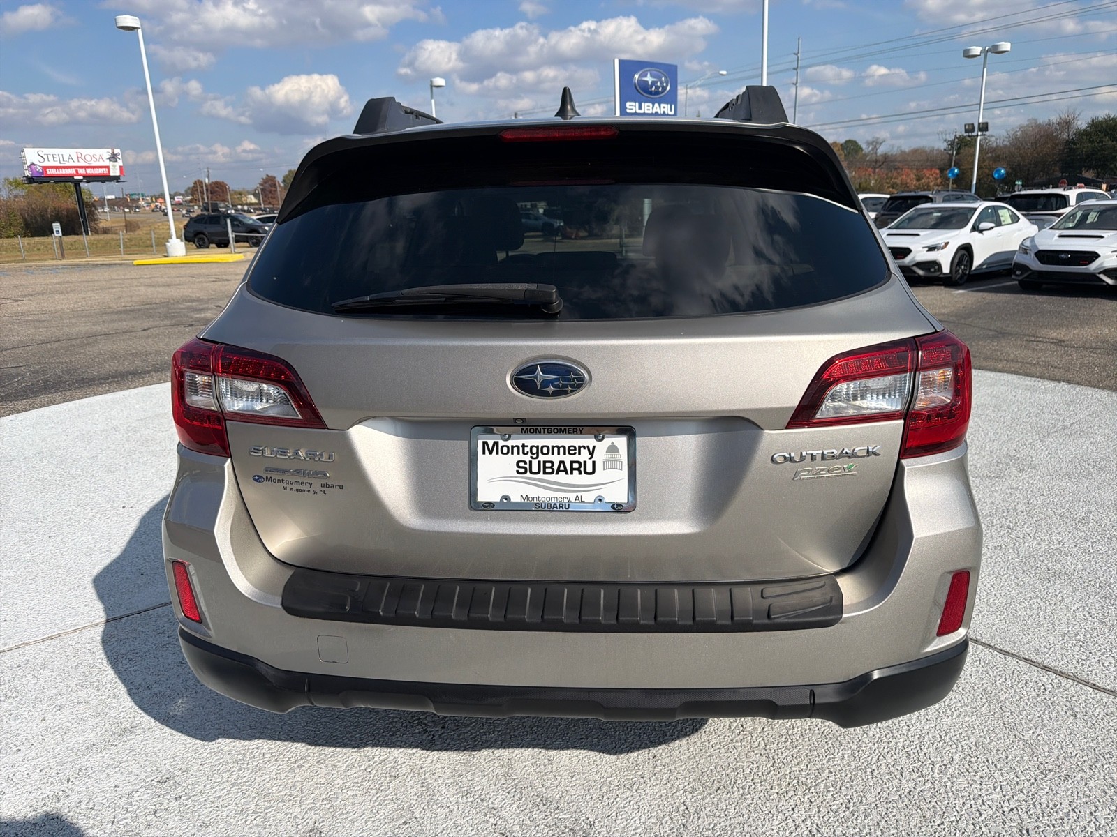 2017 Subaru Outback Premium photo 3