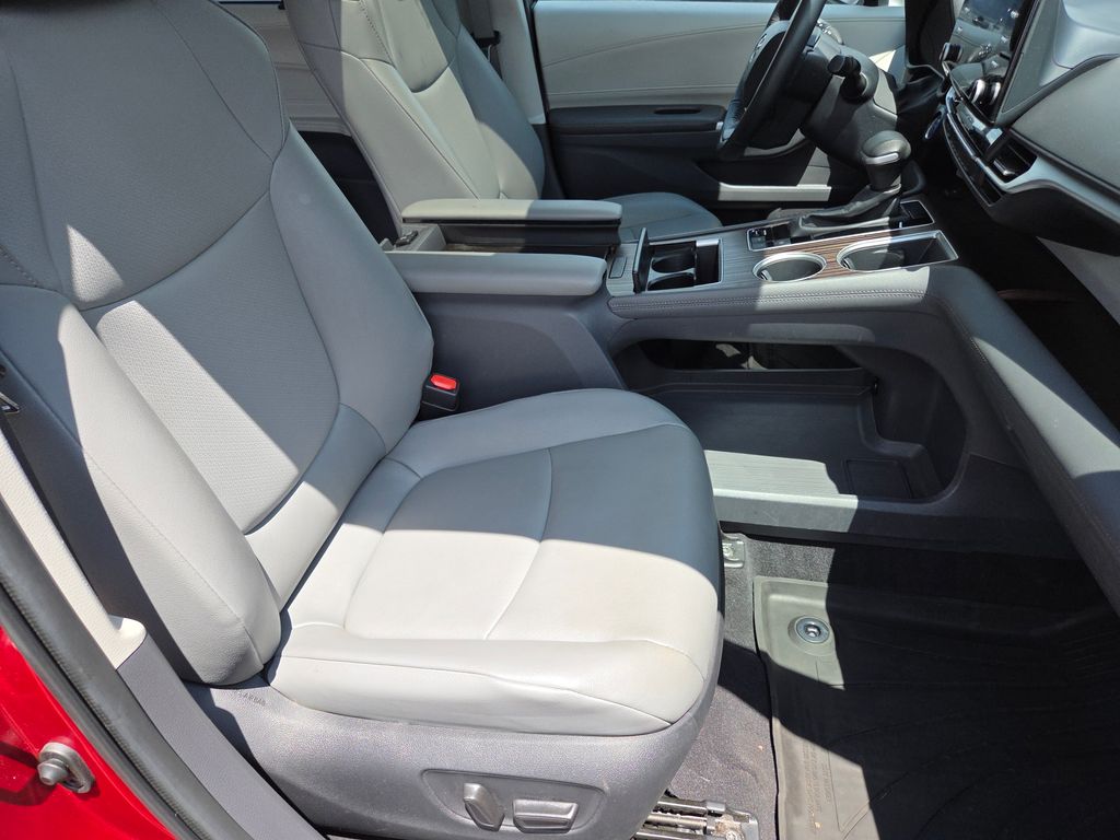 2023 Toyota Sienna XLE photo 25