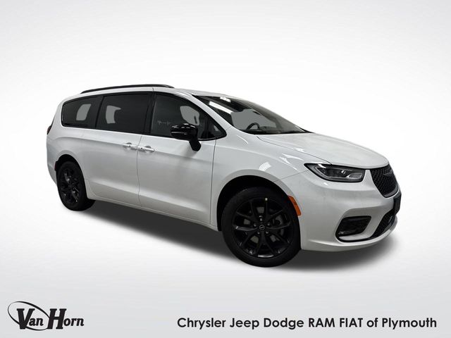 2026 Chrysler Pacifica Select's photo