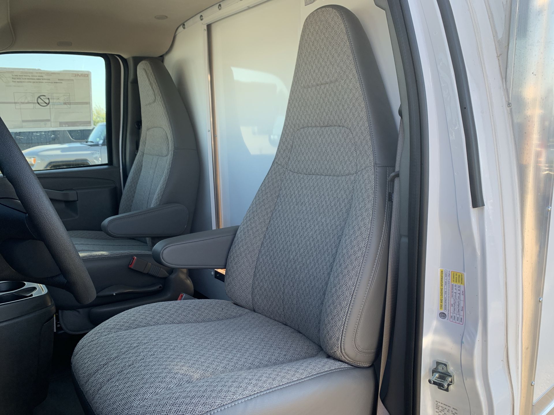 2025 Gmc Savana Cutaway 3500 photo 17