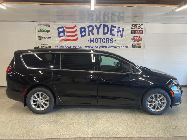2026 Chrysler Pacifica Select's photo