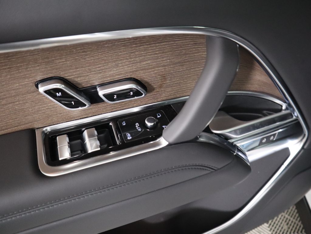 2025 Land Rover Range Rover SE photo 20