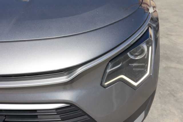 2023 Kia Niro LX photo 8