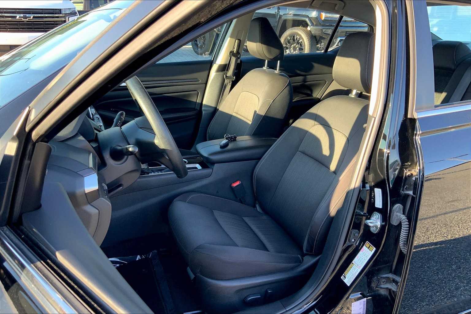 2024 Nissan Altima 2.5 SV photo 7