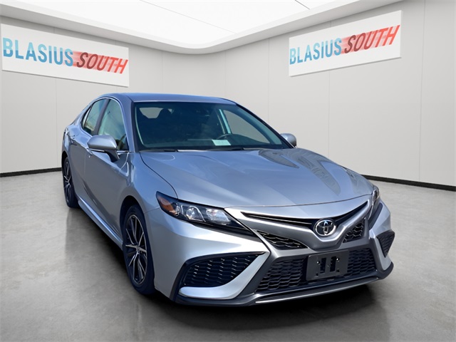 2024 Toyota Camry SE's photo