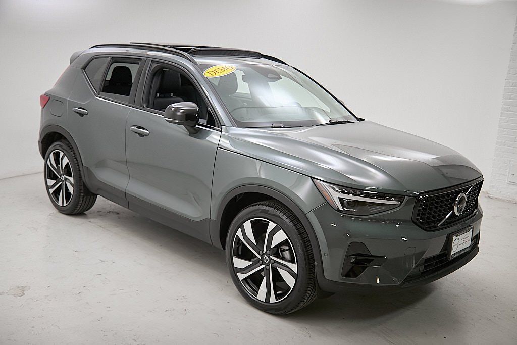 2026 VOLVO XC40 - Image 3