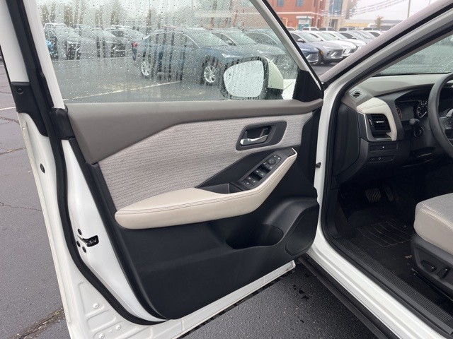 2023 Nissan Rogue SV photo 2