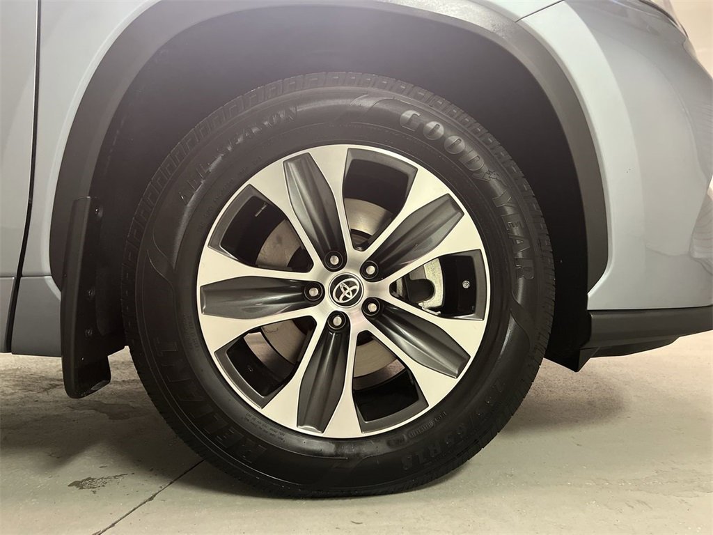 2021 Toyota Highlander XLE photo 10