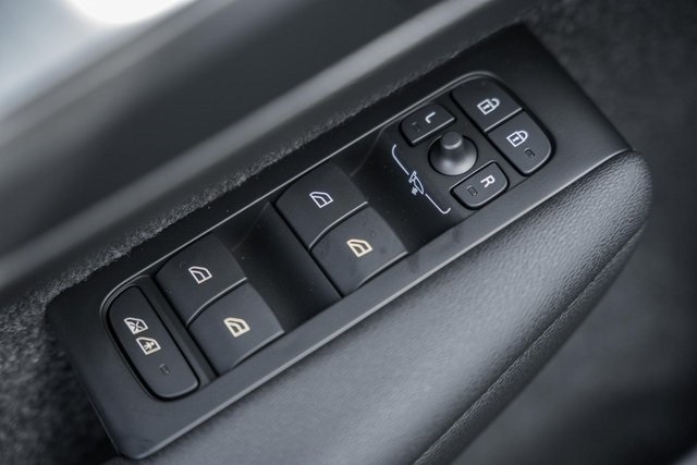 2026 Volvo XC40 photo 34