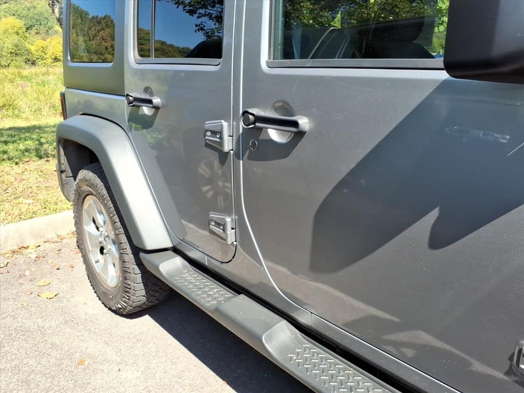 2013 Jeep Wrangler Sahara photo 2
