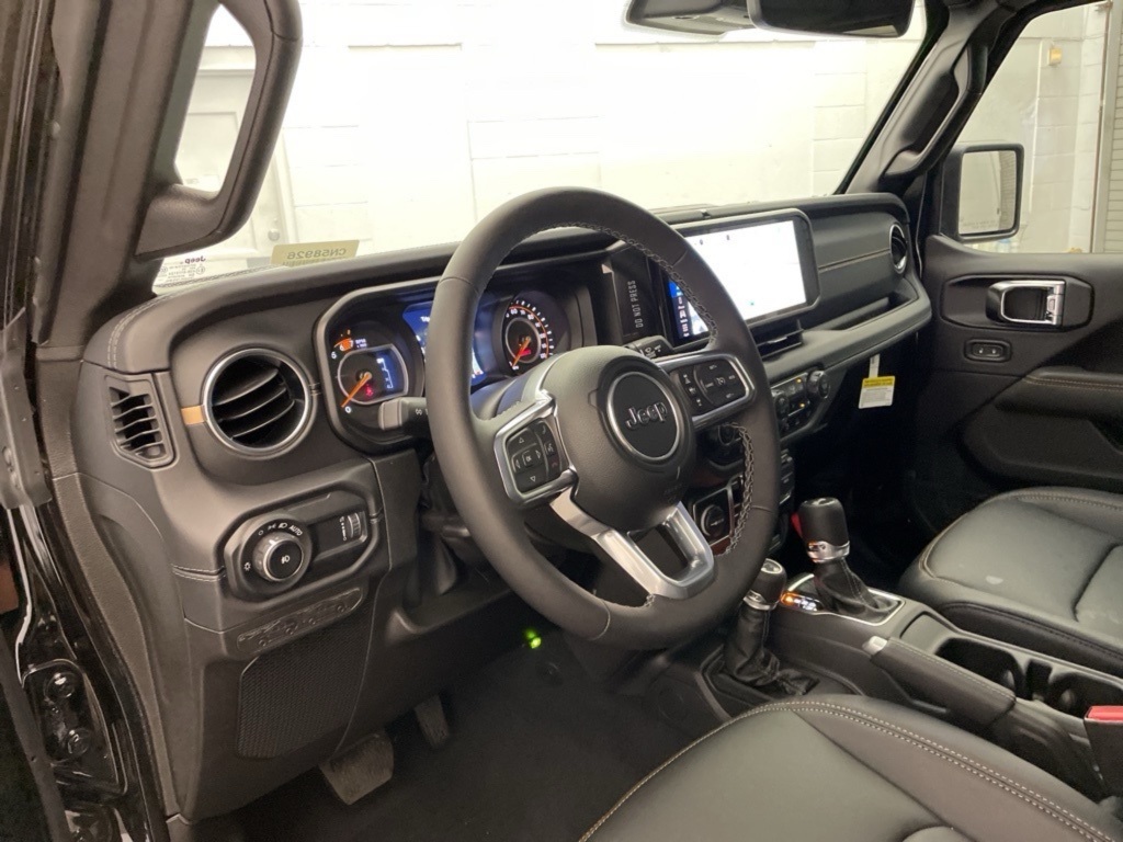2025 Jeep Wrangler Sahara photo 11