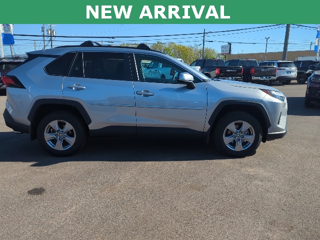 2022 Toyota RAV4 XLE photo 4