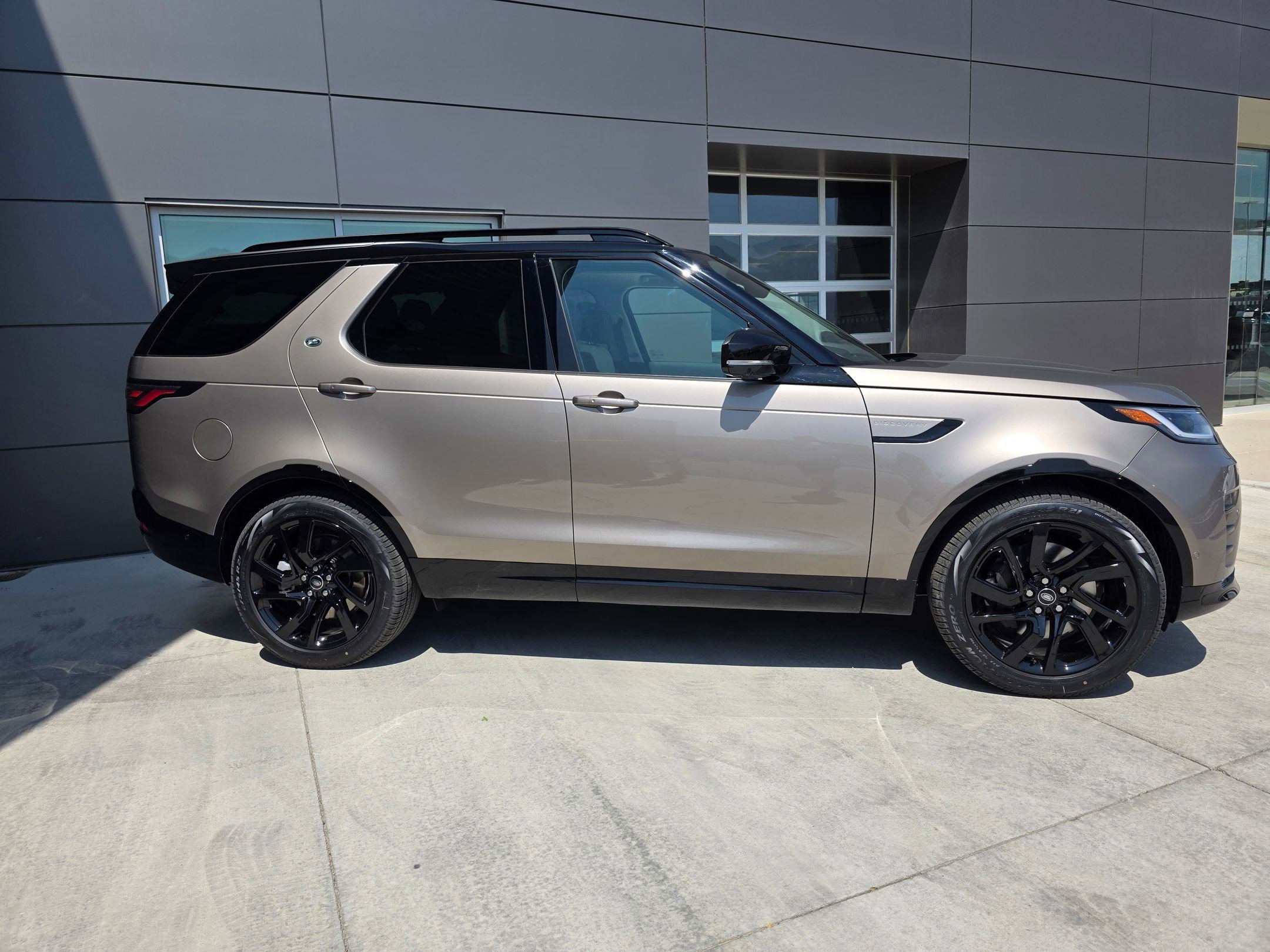 2025 Land Rover Discovery SE photo 4