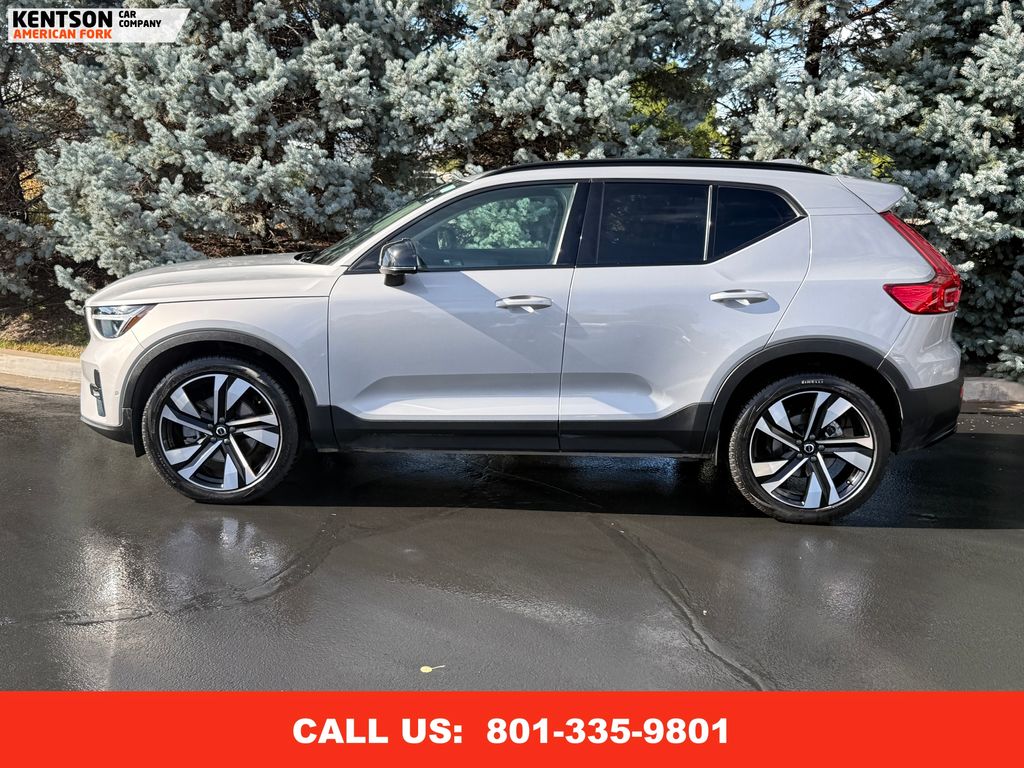 2025 Volvo XC40 Plus photo 3