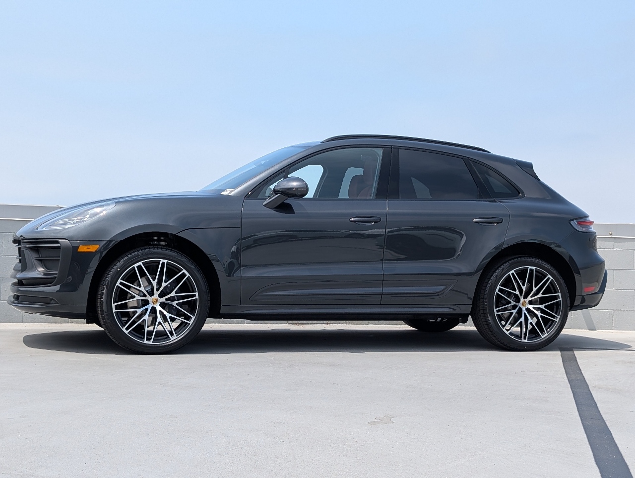2025 Porsche Macan T photo 2