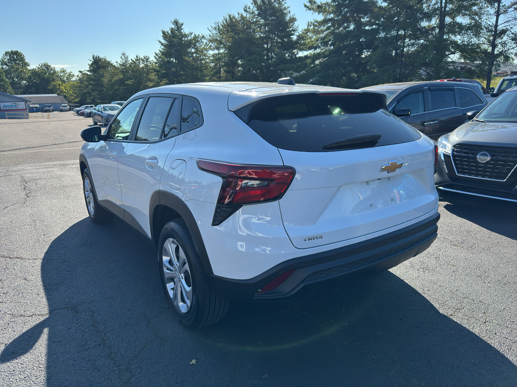 2024 Chevrolet Trax LS photo 4
