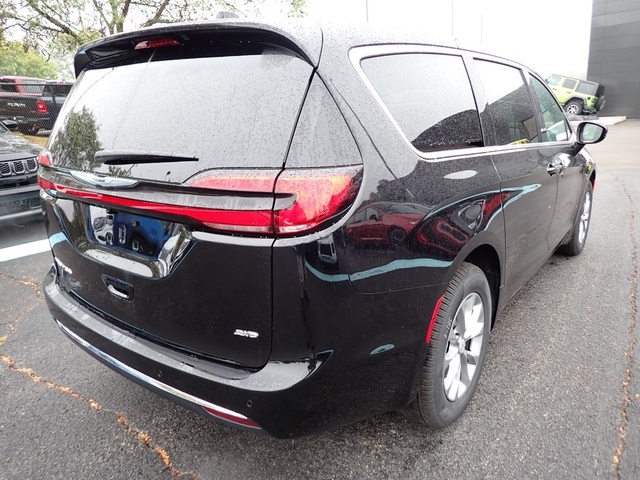 2026 Chrysler Pacifica photo 5