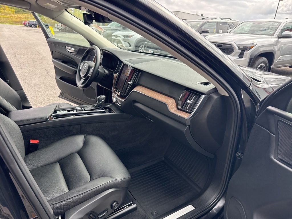 2021 Volvo XC60 T5 Momentum photo 13