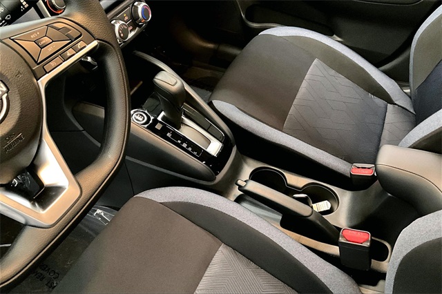 2025 Nissan Versa 1.6 SV photo 8