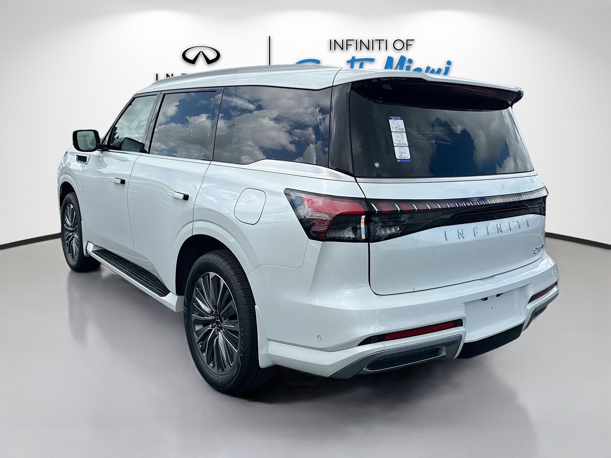 2026 Infiniti QX80 Luxe photo 4