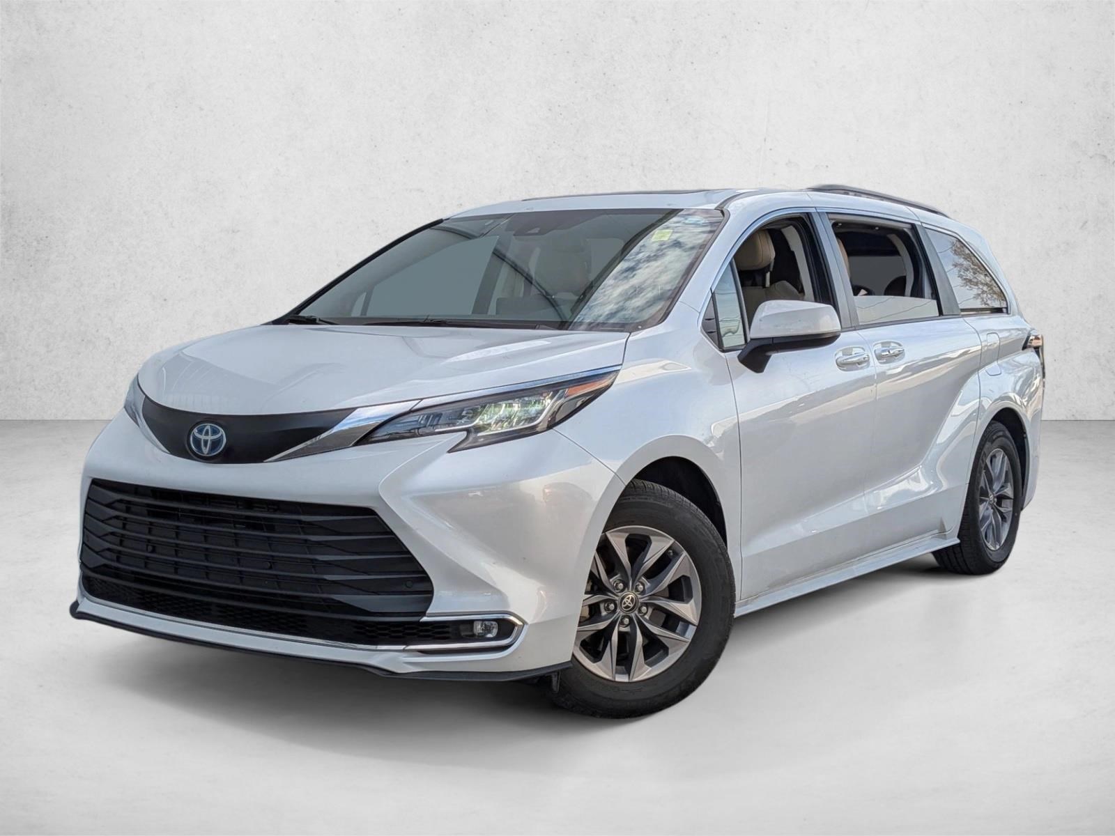 2022 Toyota Sienna XLE's photo