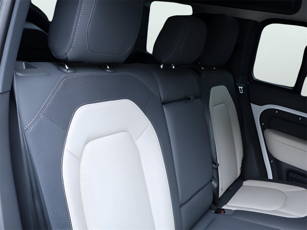 2024 Land Rover Defender 110 X-Dynamic SE photo 10