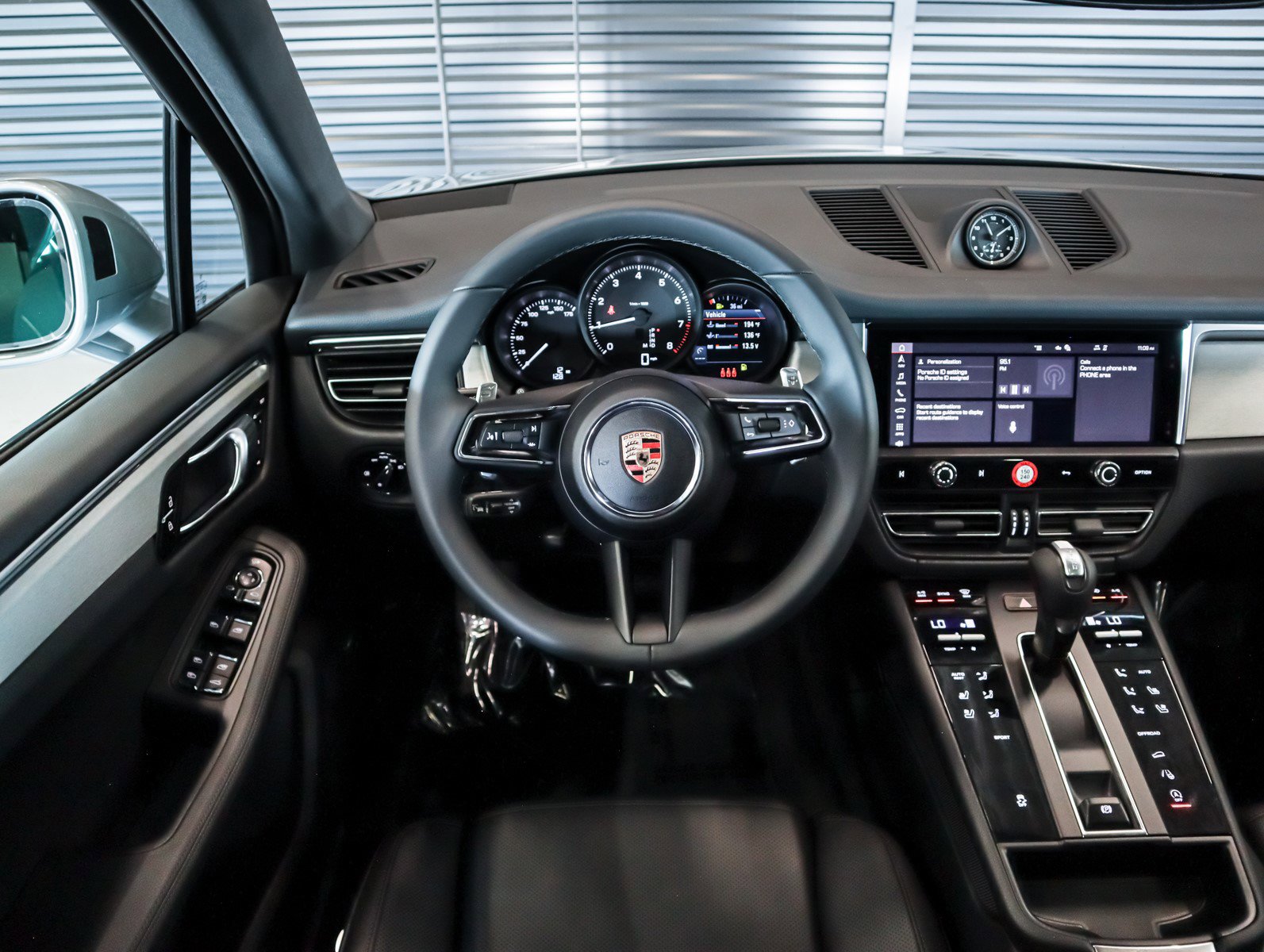 2025 Porsche Macan T photo 15