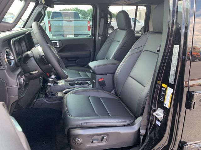 2025 Jeep Wrangler Sahara photo 10