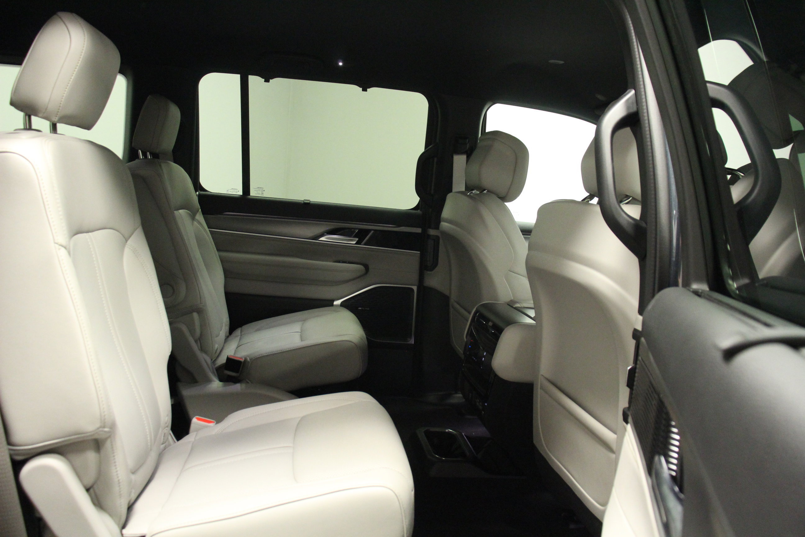2025 Jeep Wagoneer Series III photo 14