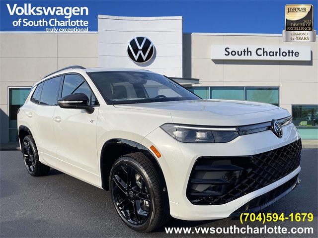 2025 Volkswagen Tiguan SE R-LINE BLACK's photo