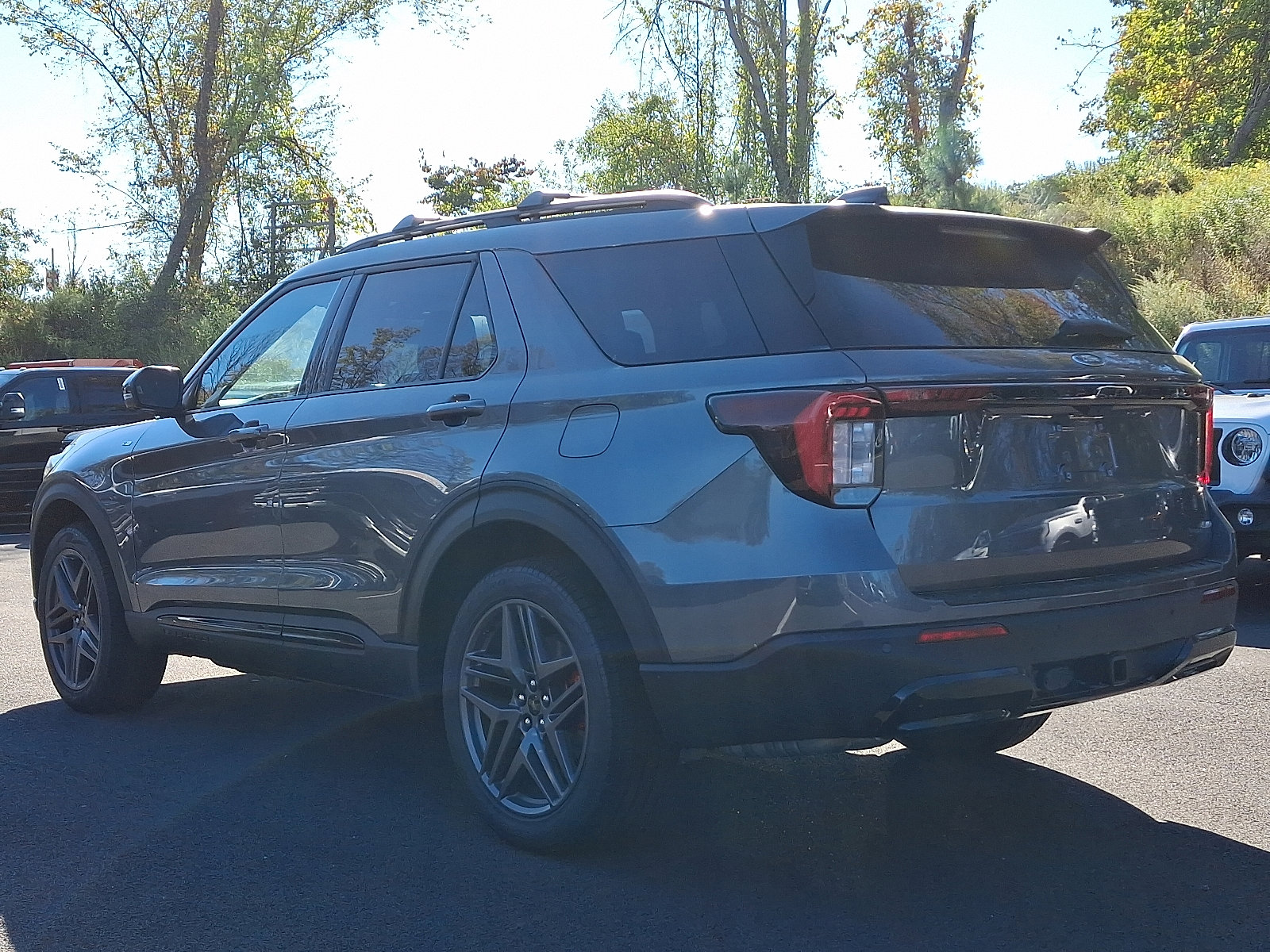 2025 Ford Explorer ST-Line photo 2