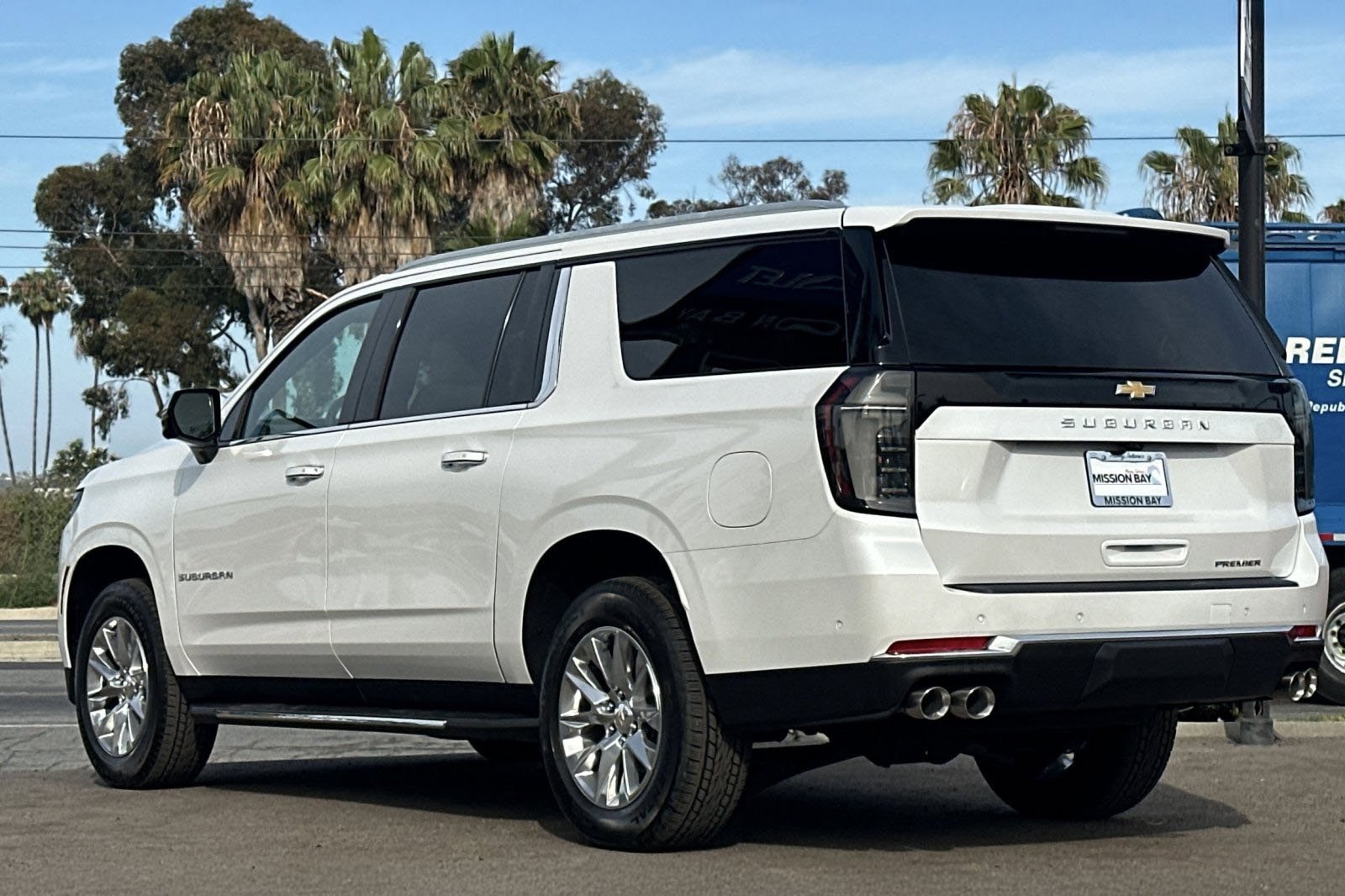 2025 Chevrolet Suburban Premier photo 2