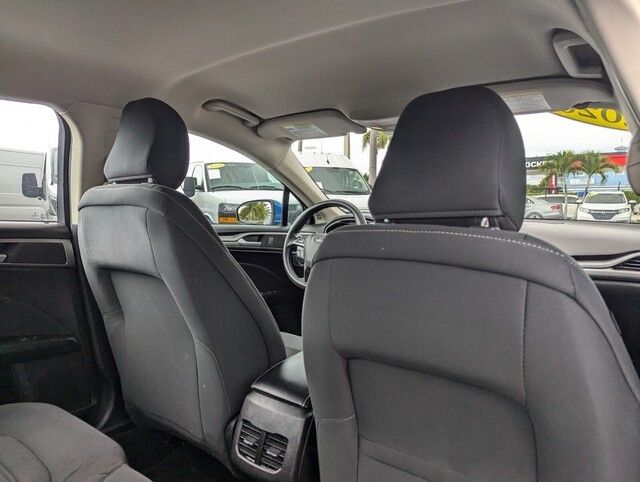 2020 Ford Fusion SE photo 27