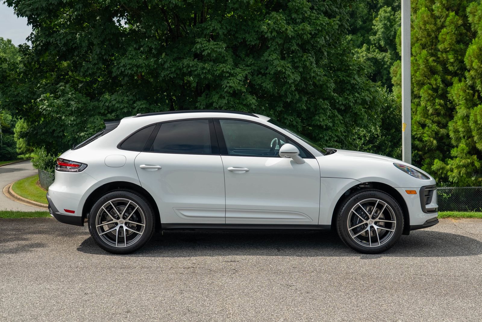 2025 Porsche Macan Base photo 12