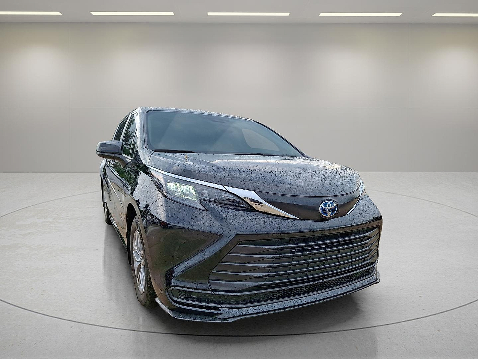 2024 Toyota Sienna LE photo 2