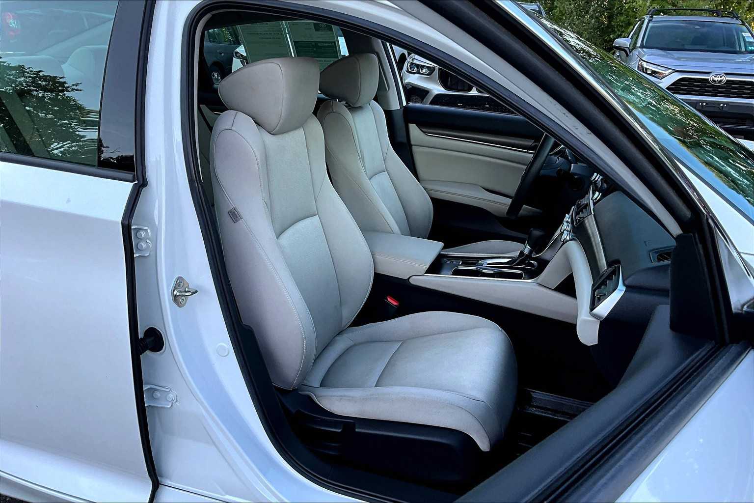 2019 Honda Accord LX 1.5T photo 7