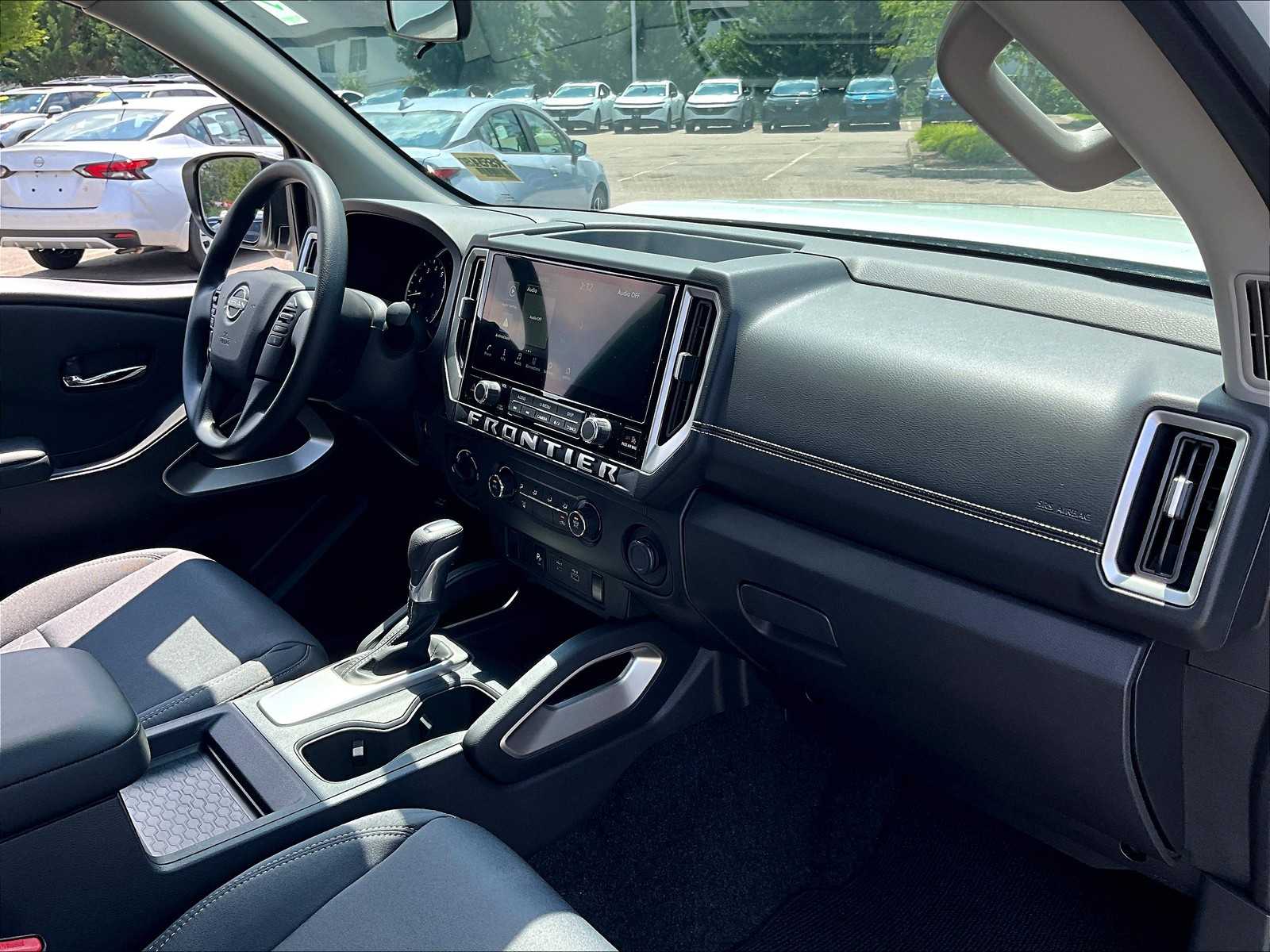 2025 Nissan Frontier SV photo 14