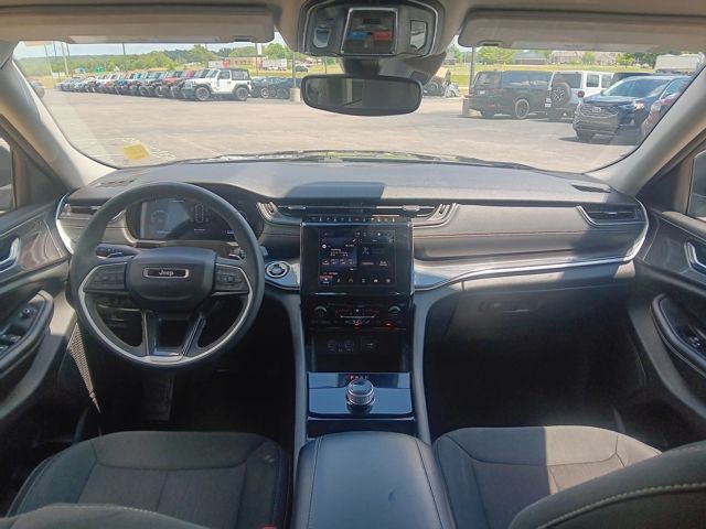 2023 Jeep Grand Cherokee Laredo photo 14