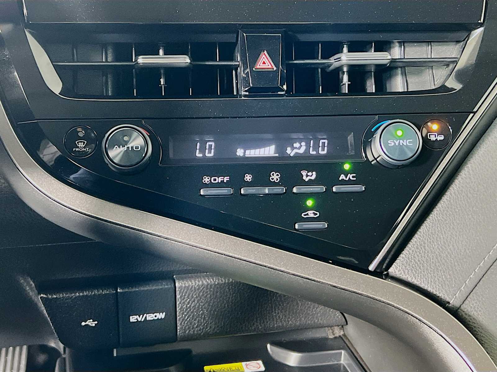 2022 Toyota Camry XLE photo 14