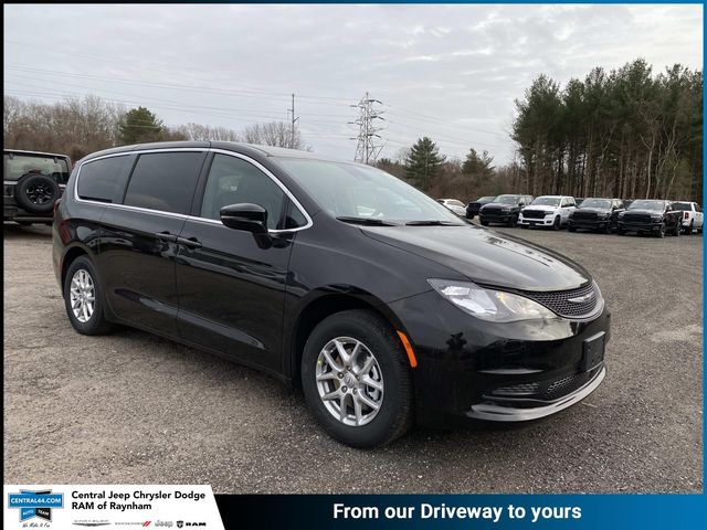 2026 Chrysler Voyager LX's photo