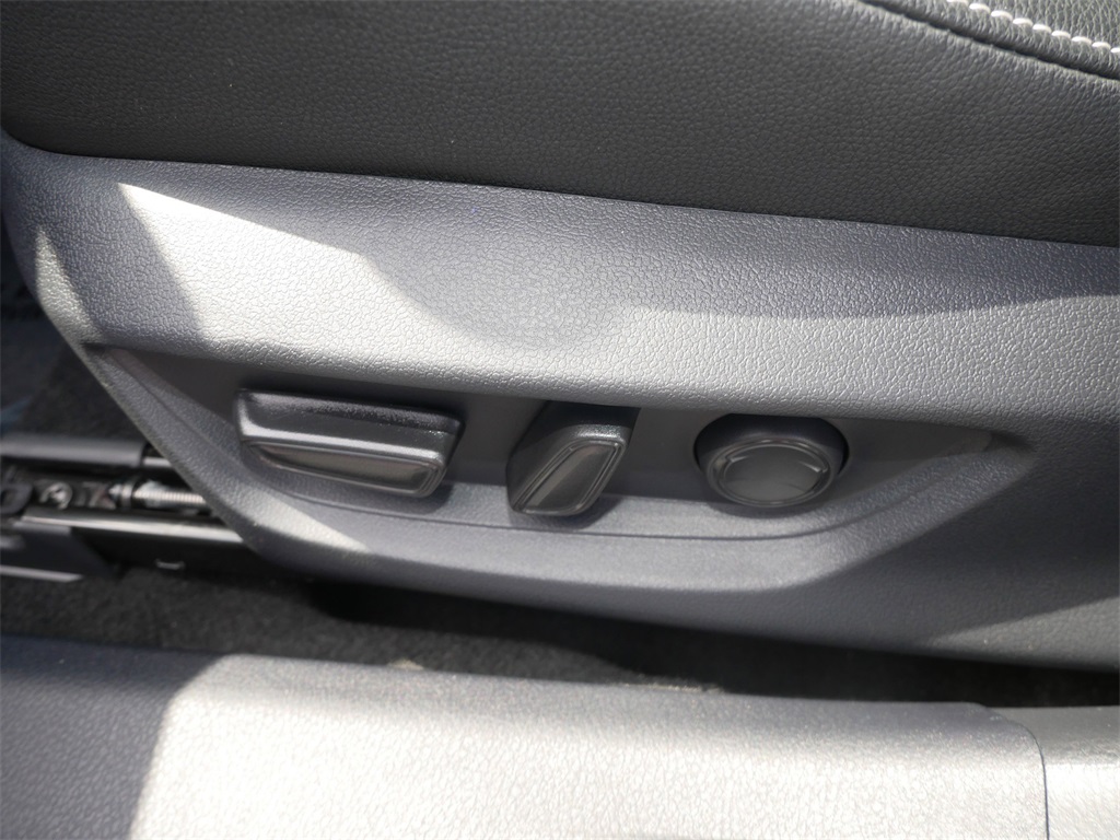 2025 Toyota Camry SE photo 14