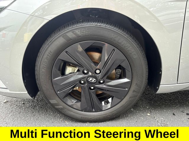 2022 Hyundai Elantra SEL Convenience photo 2