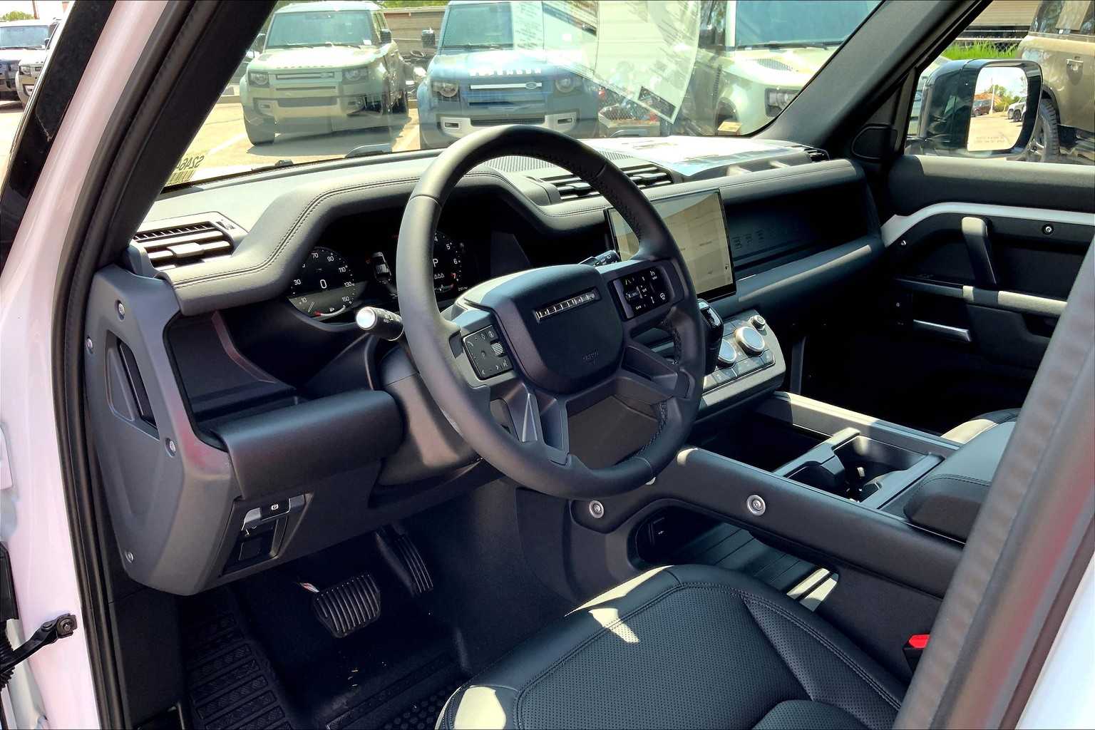 2025 Land Rover Defender 110 S photo 8