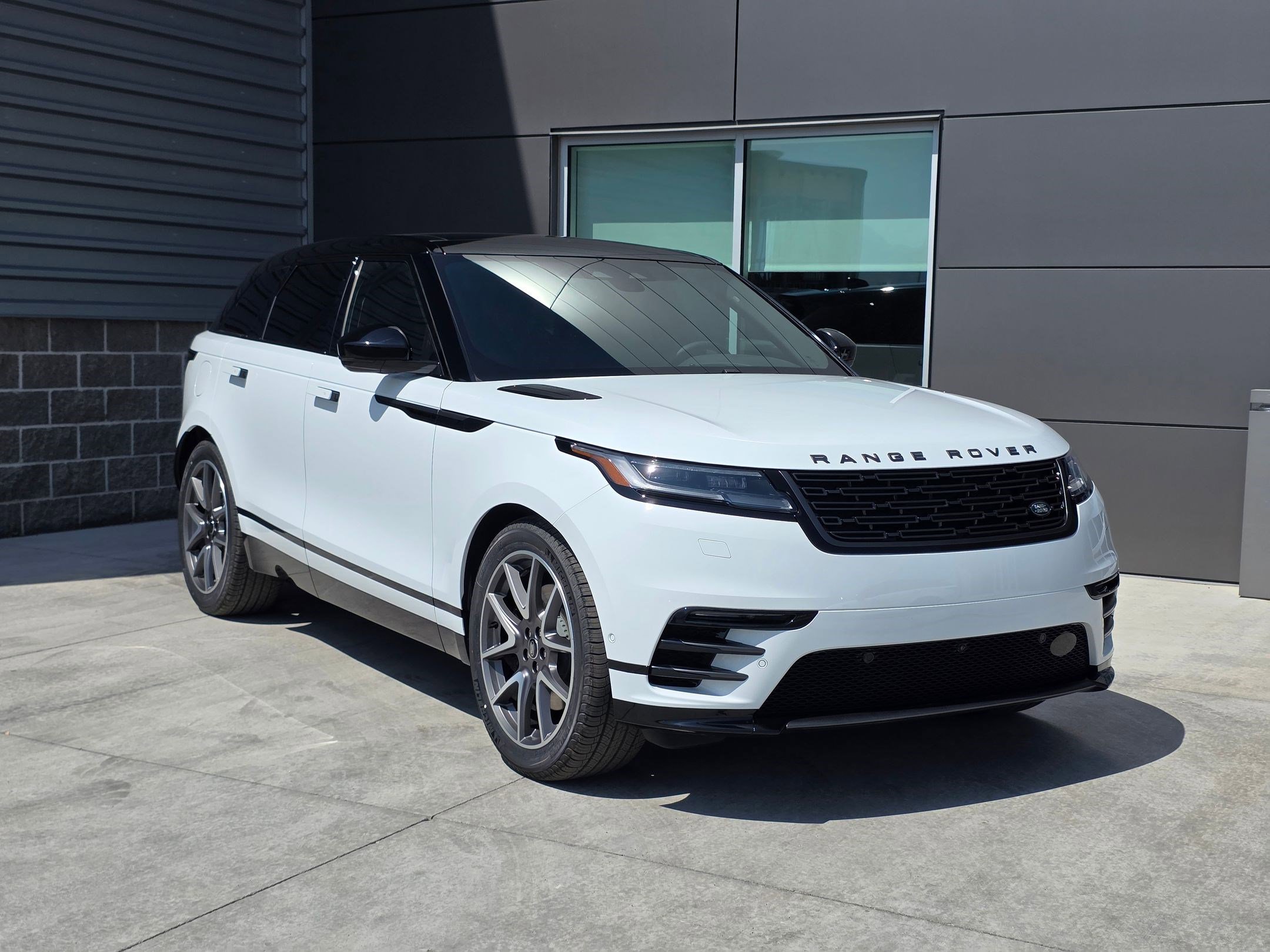 2026 Land Rover Range Rover Velar SE photo 3