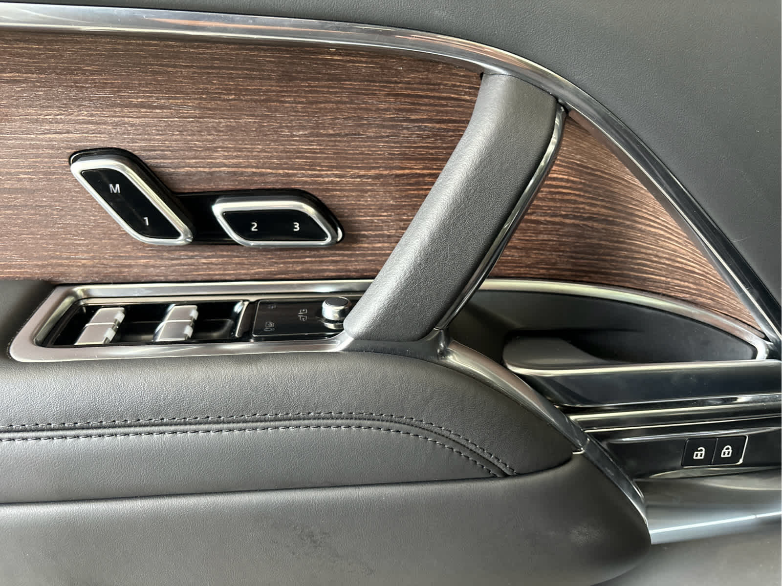 2023 Land Rover Range Rover SE photo 18
